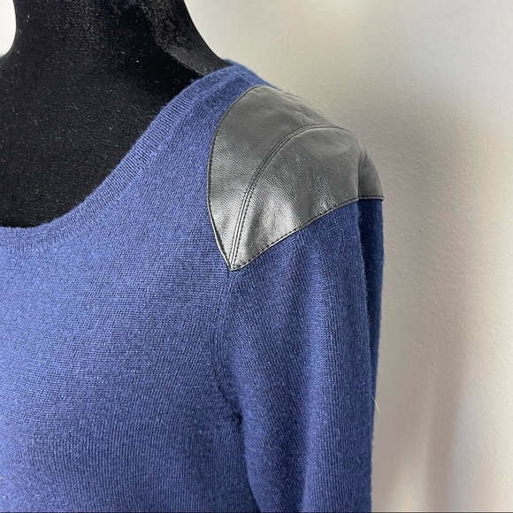 Tahari Navy with Leather shoulder patches 100% Merino wool sweater crew neck M - Picture 6 of 11